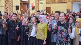 Wakil Gubernur  Jihan saat memberikan motivasi dalam kegiatan Gerakan Ekonomi Kebersamaan Komunitas Megapro Affiliate PT Garuda Mas Anugerah (GMA) di Auditorium Politeknik Kesehatan Bandar Lampung, Sabtu (26/9).
