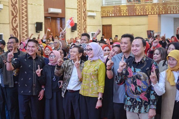Wakil Gubernur Jihan saat memberikan motivasi dalam kegiatan Gerakan Ekonomi Kebersamaan Komunitas Megapro Affiliate PT Garuda Mas Anugerah (GMA) di Auditorium Politeknik Kesehatan Bandar Lampung, Sabtu (26/9).