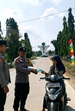 Polres Mesuji Gerak Cepat Bagikan Masker Kepada Masyarakat Pasca Erupsi GAK
