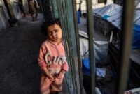 
Seorang anak pengungsi Palestina terlihat di sebuah sekolah yang dialihfungsikan menjadi tempat penampungan di pusat Gaza City pada 5 April 2026. (Xinhua)