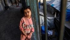 
Seorang anak pengungsi Palestina terlihat di sebuah sekolah yang dialihfungsikan menjadi tempat penampungan di pusat Gaza City pada 5 April 2026. (Xinhua)