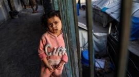 
Seorang anak pengungsi Palestina terlihat di sebuah sekolah yang dialihfungsikan menjadi tempat penampungan di pusat Gaza City pada 5 April 2026. (Xinhua)