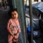 Seorang anak pengungsi Palestina terlihat di sebuah sekolah yang dialihfungsikan menjadi tempat penampungan di pusat Gaza City pada 5 April 2026. (Xinhua)