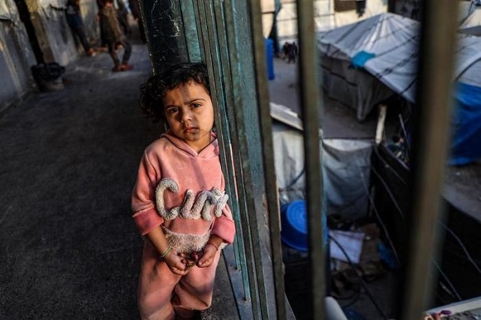 Seorang anak pengungsi Palestina terlihat di sebuah sekolah yang dialihfungsikan menjadi tempat penampungan di pusat Gaza City pada 5 April 2026. (Xinhua)