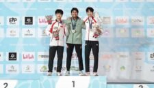 Antasyafi Robby Al Hilmi naik ke podium setelah meraih gelar juara untuk nomor speed putra pada 11 September 2026. (Xinhua)