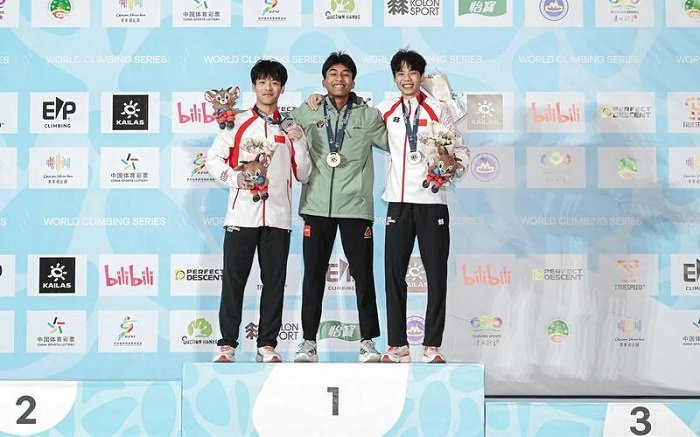 Antasyafi Robby Al Hilmi naik ke podium setelah meraih gelar juara untuk nomor speed putra pada 11 September 2026. (Xinhua)