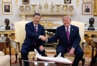 
Presiden Tiongkok Xi Jinping melakukan diskusi dalam kelompok kecil dengan Presiden Amerika Serikat (AS) Donald Trump di Ruang Oval setelah upacara penyambutan di Gedung Putih, Washington DC, AS, pada 24 September 2026. Trump menggelar upacara penyambutan bagi Xi, yang sedang melakukan kunjungan kenegaraan ke AS, di Gedung Putih pada Kamis (24/9). (Xinhua)
