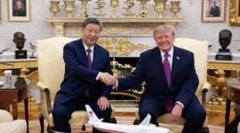 
Presiden Tiongkok Xi Jinping melakukan diskusi dalam kelompok kecil dengan Presiden Amerika Serikat (AS) Donald Trump di Ruang Oval setelah upacara penyambutan di Gedung Putih, Washington DC, AS, pada 24 September 2026. Trump menggelar upacara penyambutan bagi Xi, yang sedang melakukan kunjungan kenegaraan ke AS, di Gedung Putih pada Kamis (24/9). (Xinhua)
