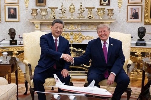 Presiden Tiongkok Xi Jinping melakukan diskusi dalam kelompok kecil dengan Presiden Amerika Serikat (AS) Donald Trump di Ruang Oval setelah upacara penyambutan di Gedung Putih, Washington DC, AS, pada 24 September 2026. Trump menggelar upacara penyambutan bagi Xi, yang sedang melakukan kunjungan kenegaraan ke AS, di Gedung Putih pada Kamis (24/9). (Xinhua)