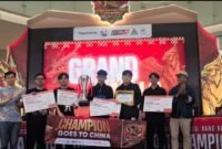 Tim juara Kejuaraan Esports Konsul Jenderal (Konjen) Tiongkok Cup Jawa Timur 2026 berfoto bersama Ye Su, konjen Tiongkok di Surabaya, pada 30 Agustus 2026. (Ist)
