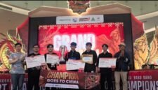 Tim juara Kejuaraan Esports Konsul Jenderal (Konjen) Tiongkok Cup Jawa Timur 2026 berfoto bersama Ye Su, konjen Tiongkok di Surabaya, pada 30 Agustus 2026. (Ist)