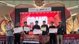 
Tim juara Kejuaraan Esports Konsul Jenderal (Konjen) Tiongkok Cup Jawa Timur 2026 berfoto bersama Ye Su, konjen Tiongkok di Surabaya, pada 30 Agustus 2026. (Ist)

