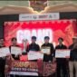 Tim juara Kejuaraan Esports Konsul Jenderal (Konjen) Tiongkok Cup Jawa Timur 2026 berfoto bersama Ye Su, konjen Tiongkok di Surabaya, pada 30 Agustus 2026. (Ist)