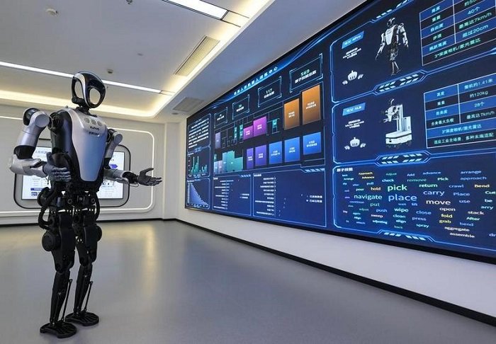 Sebuah robot pemandu humanoid memperkenalkan pusat pelatihan robot humanoid kepada para tamu di Kota Cixi, Provinsi Zhejiang, Tiongkok timur, pada 3 September 2026. [Xinhua]

