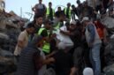 Tim pertahanan sipil Palestina memindahkan jenazah dari reruntuhan bangunan yang menampung pengungsi Palestina, di Gaza City pada 16 September 2026. Jumlah korban tewas akibat ambruknya sebuah bangunan tempat tinggal di Gaza City bagian barat bertambah menjadi 21 orang, termasuk 11 anak dan enam perempuan, dengan lebih dari 25 lainnya luka-luka, kata pejabat dan warga setempat pada Rabu (16/9). (Xinhua)