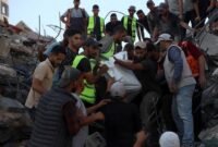 Tim pertahanan sipil Palestina memindahkan jenazah dari reruntuhan bangunan yang menampung pengungsi Palestina, di Gaza City pada 16 September 2026. Jumlah korban tewas akibat ambruknya sebuah bangunan tempat tinggal di Gaza City bagian barat bertambah menjadi 21 orang, termasuk 11 anak dan enam perempuan, dengan lebih dari 25 lainnya luka-luka, kata pejabat dan warga setempat pada Rabu (16/9). (Xinhua)