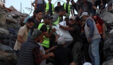 Tim pertahanan sipil Palestina memindahkan jenazah dari reruntuhan bangunan yang menampung pengungsi Palestina, di Gaza City pada 16 September 2026. Jumlah korban tewas akibat ambruknya sebuah bangunan tempat tinggal di Gaza City bagian barat bertambah menjadi 21 orang, termasuk 11 anak dan enam perempuan, dengan lebih dari 25 lainnya luka-luka, kata pejabat dan warga setempat pada Rabu (16/9). (Xinhua)