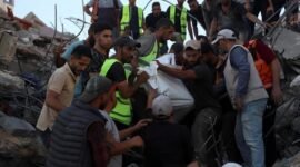 Tim pertahanan sipil Palestina memindahkan jenazah dari reruntuhan bangunan yang menampung pengungsi Palestina, di Gaza City pada 16 September 2026. Jumlah korban tewas akibat ambruknya sebuah bangunan tempat tinggal di Gaza City bagian barat bertambah menjadi 21 orang, termasuk 11 anak dan enam perempuan, dengan lebih dari 25 lainnya luka-luka, kata pejabat dan warga setempat pada Rabu (16/9). (Xinhua)