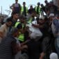Tim pertahanan sipil Palestina memindahkan jenazah dari reruntuhan bangunan yang menampung pengungsi Palestina, di Gaza City pada 16 September 2026. Jumlah korban tewas akibat ambruknya sebuah bangunan tempat tinggal di Gaza City bagian barat bertambah menjadi 21 orang, termasuk 11 anak dan enam perempuan, dengan lebih dari 25 lainnya luka-luka, kata pejabat dan warga setempat pada Rabu (16/9). (Xinhua)