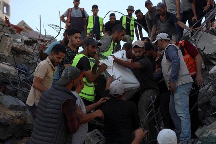 Tim pertahanan sipil Palestina memindahkan jenazah dari reruntuhan bangunan yang menampung pengungsi Palestina, di Gaza City pada 16 September 2026. Jumlah korban tewas akibat ambruknya sebuah bangunan tempat tinggal di Gaza City bagian barat bertambah menjadi 21 orang, termasuk 11 anak dan enam perempuan, dengan lebih dari 25 lainnya luka-luka, kata pejabat dan warga setempat pada Rabu (16/9). (Xinhua)