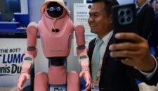 Seorang pengunjung berswafoto bersama robot dalam Forum Media Asia-Pasifik di Shenzhen, Provinsi Guangdong, Tiongkok selatan, pada 5 September 2026. (Xinhua)