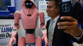 Seorang pengunjung berswafoto bersama robot dalam Forum Media Asia-Pasifik di Shenzhen, Provinsi Guangdong, Tiongkok selatan, pada 5 September 2026. (Xinhua)