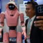 Seorang pengunjung berswafoto bersama robot dalam Forum Media Asia-Pasifik di Shenzhen, Provinsi Guangdong, Tiongkok selatan, pada 5 September 2026. (Xinhua)