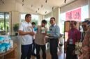 Para pejabat desa dari Indonesia mengunjungi Perkebunan Kopi Puteng di Desa Chengganhe di Puwen, Kota Jinghong, Provinsi Yunnan, Tiongkok barat daya, pada 12 September 2026. (Xinhua)