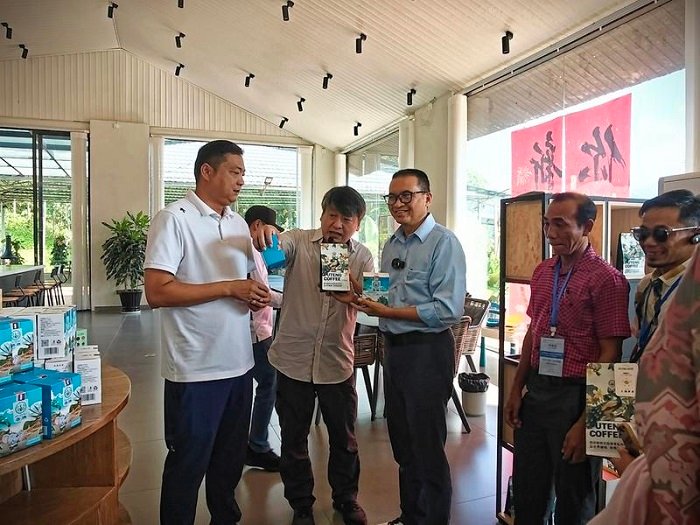 Para pejabat desa dari Indonesia mengunjungi Perkebunan Kopi Puteng di Desa Chengganhe di Puwen, Kota Jinghong, Provinsi Yunnan, Tiongkok barat daya, pada 12 September 2026. (Xinhua)