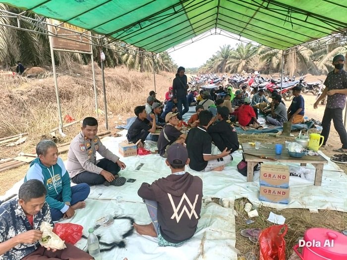 Jajaran Sat Binmas Polres Mesuji melaksanakan Patroli Sambang, Monitoring, dan Kegiatan Rutin Yang Ditingkatkan (KRYD) dalam rangka Bintibmas serta Pengamanan Pasca Aksi Pendudukan Lahan oleh Masyarakat di PT. Pematang Agri Lestari (PAL) Desa Suka Agung [Nr]