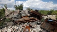 Foto yang diabadikan pada 15 Agustus 2024 ini memperlihatkan sebuah tank Ukraina yang hancur akibat serangan Rusia di Toretsk. (Xinhua)