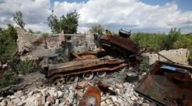 Foto yang diabadikan pada 15 Agustus 2024 ini memperlihatkan sebuah tank Ukraina yang hancur akibat serangan Rusia di Toretsk. (Xinhua)