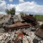 Foto yang diabadikan pada 15 Agustus 2024 ini memperlihatkan sebuah tank Ukraina yang hancur akibat serangan Rusia di Toretsk. (Xinhua)