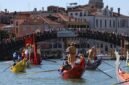 Sejumlah orang berpartisipasi dalam lomba perahu Regata Storica di Venesia, Italia, pada 6 September 2026. (Xinhua)
