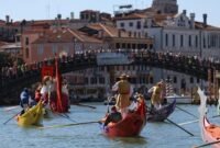 Sejumlah orang berpartisipasi dalam lomba perahu Regata Storica di Venesia, Italia, pada 6 September 2026. (Xinhua)