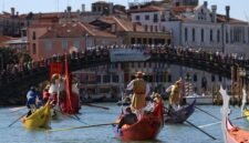 Sejumlah orang berpartisipasi dalam lomba perahu Regata Storica di Venesia, Italia, pada 6 September 2026. (Xinhua)