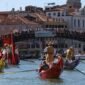Sejumlah orang berpartisipasi dalam lomba perahu Regata Storica di Venesia, Italia, pada 6 September 2026. (Xinhua)
