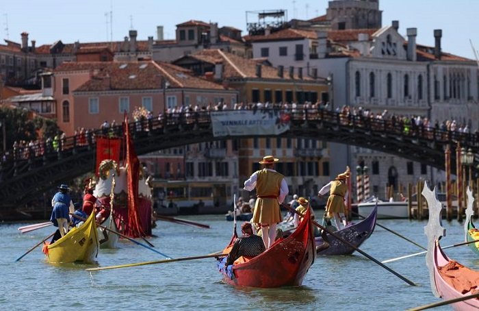 Sejumlah orang berpartisipasi dalam lomba perahu Regata Storica di Venesia, Italia, pada 6 September 2026. (Xinhua)