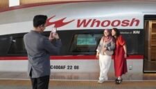 Sejumlah penumpang berpose untuk difoto berlatarkan model rangkaian kereta electric multiple unit (EMU) Kereta Cepat Jakarta-Bandung (KCJB) di ruang tunggu Stasiun Halim di Jakarta (Xinhua)