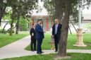 Presiden Tiongkok Xi Jinping menyambut Presiden Amerika Serikat Donald Trump saat kedatangan Trump di Zhongnanhai di Beijing, ibu kota Tiongkok, pada 15 Mei 2026. (Xinhua)