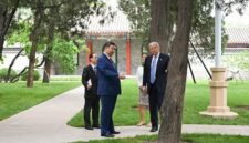 Presiden Tiongkok Xi Jinping menyambut Presiden Amerika Serikat Donald Trump saat kedatangan Trump di Zhongnanhai di Beijing, ibu kota Tiongkok, pada 15 Mei 2026. (Xinhua)
