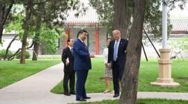 Presiden Tiongkok Xi Jinping menyambut Presiden Amerika Serikat Donald Trump saat kedatangan Trump di Zhongnanhai di Beijing, ibu kota Tiongkok, pada 15 Mei 2026. (Xinhua)