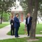 Presiden Tiongkok Xi Jinping menyambut Presiden Amerika Serikat Donald Trump saat kedatangan Trump di Zhongnanhai di Beijing, ibu kota Tiongkok, pada 15 Mei 2026. (Xinhua)