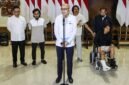
Menteri Luar Negeri Republik Indonesia (RI) Arrmanatha Christiawan Nasir (depan, ketiga dari kiri) menyampaikan pidato didampingi oleh Menteri Koordinator Bidang Pembangunan Manusia dan Kebudayaan RI Sugiono (kiri) saat kedatangan empat awak asal Indonesia dari kapal tanker MT Honour 25, yang sempat dibajak dan disandera selama lebih dari lima bulan di Somalia, setibanya para awak kapal tersebut di Bandar Udara Internasional Soekarno-Hatta di Tangerang, Provinsi Banten, pada 6 Oktober 2026. (Xinhua)