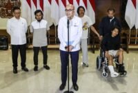 
Menteri Luar Negeri Republik Indonesia (RI) Arrmanatha Christiawan Nasir (depan, ketiga dari kiri) menyampaikan pidato didampingi oleh Menteri Koordinator Bidang Pembangunan Manusia dan Kebudayaan RI Sugiono (kiri) saat kedatangan empat awak asal Indonesia dari kapal tanker MT Honour 25, yang sempat dibajak dan disandera selama lebih dari lima bulan di Somalia, setibanya para awak kapal tersebut di Bandar Udara Internasional Soekarno-Hatta di Tangerang, Provinsi Banten, pada 6 Oktober 2026. (Xinhua)