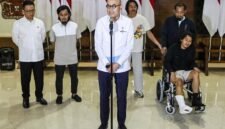 
Menteri Luar Negeri Republik Indonesia (RI) Arrmanatha Christiawan Nasir (depan, ketiga dari kiri) menyampaikan pidato didampingi oleh Menteri Koordinator Bidang Pembangunan Manusia dan Kebudayaan RI Sugiono (kiri) saat kedatangan empat awak asal Indonesia dari kapal tanker MT Honour 25, yang sempat dibajak dan disandera selama lebih dari lima bulan di Somalia, setibanya para awak kapal tersebut di Bandar Udara Internasional Soekarno-Hatta di Tangerang, Provinsi Banten, pada 6 Oktober 2026. (Xinhua)