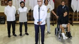 
Menteri Luar Negeri Republik Indonesia (RI) Arrmanatha Christiawan Nasir (depan, ketiga dari kiri) menyampaikan pidato didampingi oleh Menteri Koordinator Bidang Pembangunan Manusia dan Kebudayaan RI Sugiono (kiri) saat kedatangan empat awak asal Indonesia dari kapal tanker MT Honour 25, yang sempat dibajak dan disandera selama lebih dari lima bulan di Somalia, setibanya para awak kapal tersebut di Bandar Udara Internasional Soekarno-Hatta di Tangerang, Provinsi Banten, pada 6 Oktober 2026. (Xinhua)