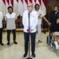 
Menteri Luar Negeri Republik Indonesia (RI) Arrmanatha Christiawan Nasir (depan, ketiga dari kiri) menyampaikan pidato didampingi oleh Menteri Koordinator Bidang Pembangunan Manusia dan Kebudayaan RI Sugiono (kiri) saat kedatangan empat awak asal Indonesia dari kapal tanker MT Honour 25, yang sempat dibajak dan disandera selama lebih dari lima bulan di Somalia, setibanya para awak kapal tersebut di Bandar Udara Internasional Soekarno-Hatta di Tangerang, Provinsi Banten, pada 6 Oktober 2026. (Xinhua)