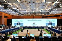 Foto yang diabadikan pada 20 Oktober 2026 ini memperlihatkan suasana dalam Pertemuan Menteri Keuangan Kerja Sama Ekonomi Asia-Pasifik (APEC) di Hong Kong, Tiongkok sSelatan. (Xinhua)