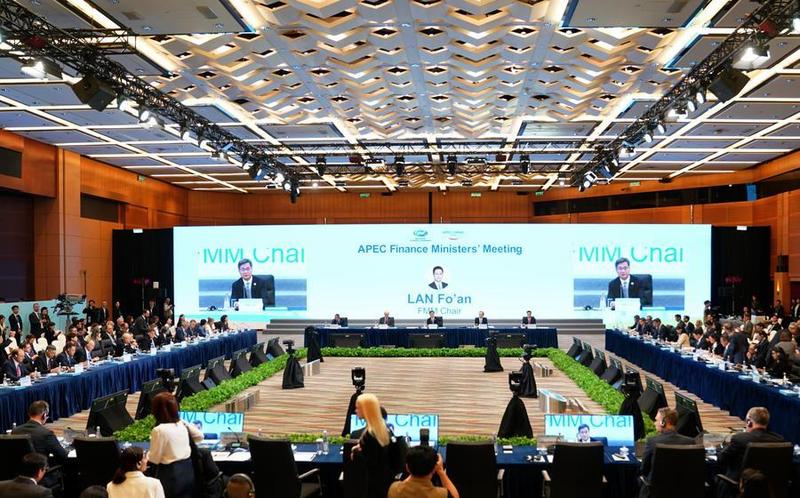 Foto yang diabadikan pada 20 Oktober 2026 ini memperlihatkan suasana dalam Pertemuan Menteri Keuangan Kerja Sama Ekonomi Asia-Pasifik (APEC) di Hong Kong, Tiongkok sSelatan. (Xinhua)